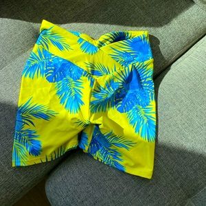 Booty scrunch short NWOT